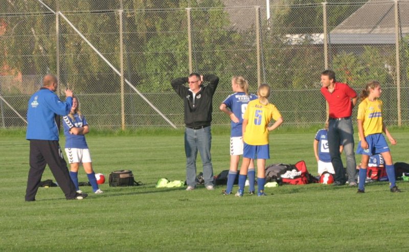 gyllingaiatranbjergu13piger300818.jpg